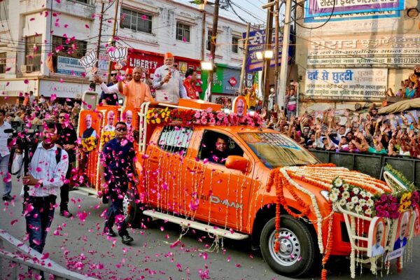 ראש ממשלת הודו נרנדרה מודי  עומד על רכב פתוח מעוטר בפרחים כחלק מהקמפיין של מפלגת העם ההודית בבחירות 2024, בעיר גאזיאבאד בהודו (צילום: AP Photo/ Manish Swarup)