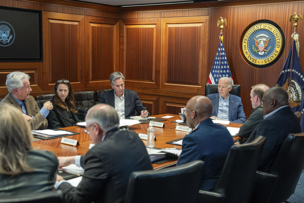 ישיבת קבינט הממשל האמריקני, בהשתתפות הנשיא ג'ו ביידן, מזכיר המדינה אנתוני בלינקן והיועץ לענייני המזרח התיכון ברט מקגורק (צילום: Adam Schultz/The White House via AP)