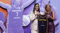 קייטלין קלארק עם הקומישינר של ה-WNBA, קת'י אנגלברט לאחר שנבחרה ראשונה בדראפט ה-WNBA, על-ידי אינדיאנה פייבר (צילום: AP/dam Hunger)