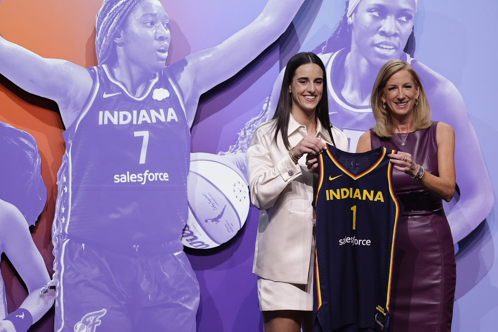 קייטלין קלארק עם הקומישינר של ה-WNBA, קת'י אנגלברט לאחר שנבחרה ראשונה בדראפט ה-WNBA, על-ידי אינדיאנה פייבר (צילום: AP/dam Hunger)
