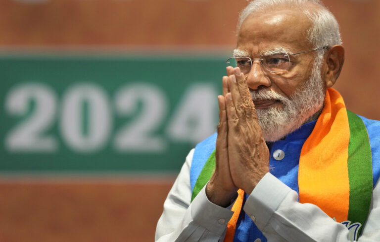 ראש ממשלת הודו נרנדרה מודי בעצרת של מפלגת העם ההודית בראשותו לקראת בחירות 2024 בהודו (צילום: AP Photo/Manish Swarup)