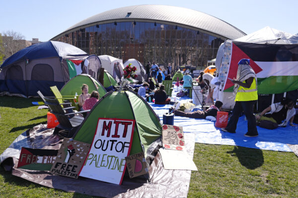 מחאת סטודנטים באוניברסיטת MIT (AP Photo/Charles Krupa)