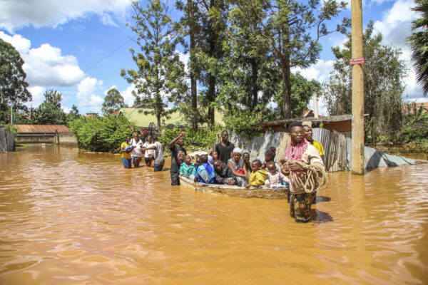 משפחה שנקלעה לשיטפון באזור ניירובי, קניה (צילום: AP Photo/Patrick Ngugi)