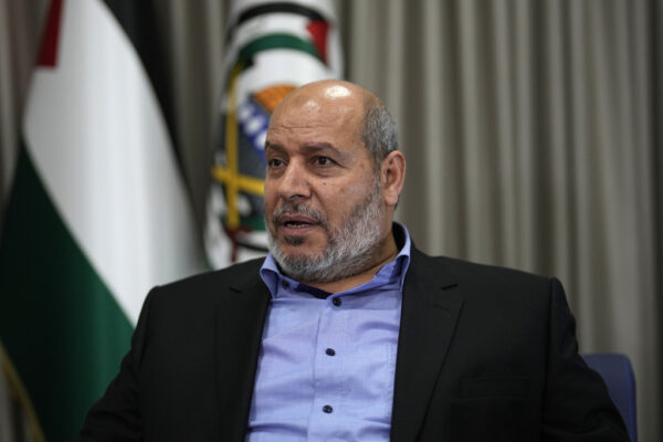 חליל אל-חייא, בכיר חמאס המייצג את ארגון הטרור בשיחות המשא ומתן להפסקת אש ושחרור החטופים (צילום: AP Photo/Khalil Hamra)