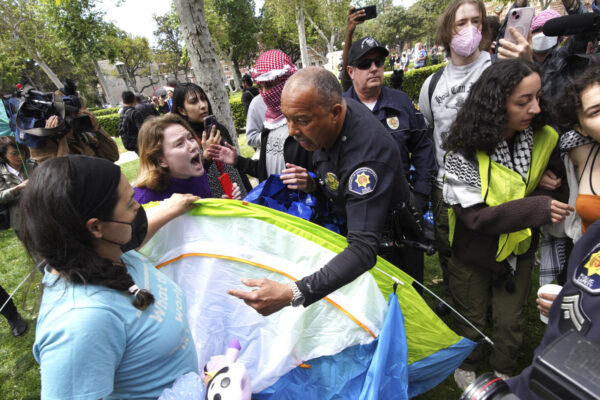 מעצרים של מפגינות פרו-פלסטיניות באוניברסיטת קולומביה שבקליפורניה (צילום: AP Photo/Richard Vogel)