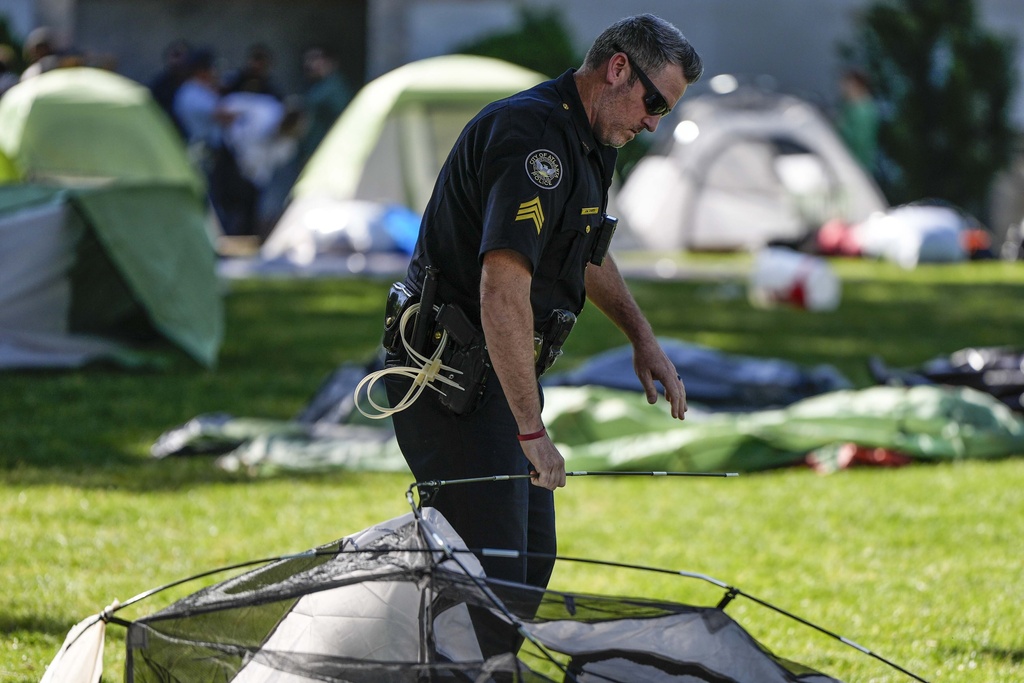 שוטר באטלנטה מוריד אוהלים בקמפוס של אוניברסיטת אמורי לאחר הפגנה פרו-פלסטינית (צילום: AP/Mike Stewart)