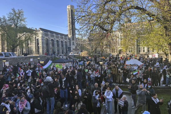 סטודנטים פרו-פלסטיניים בסיטי קולג' של ניו יורק מוחים על מלחמת ישראל-חמאס (צילום: AP/Jake Oppnerz)