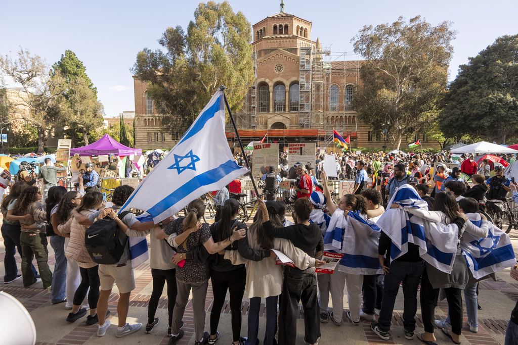 הפגנת נגד פרו-ישראלית באוניברסיטת UCLA. &quot;הפגנה גדולה ורועשת, אך ברובה שלווה&quot; (צילום: AP Photo/Damian Dovarganes)