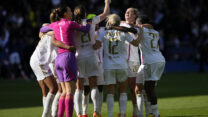 שחקניות ליון חוגגות העפלה לגמר ליגת האלופות לנשים בכדורגל, אחרי ניצחון על פריז סן ז'רמן (צילום: AP/Thibault Camus)