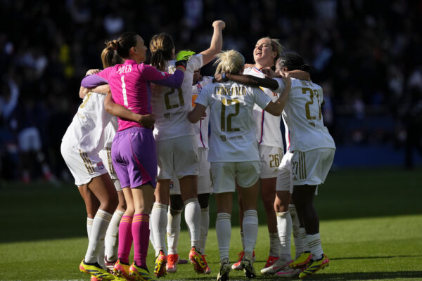 שחקניות ליון חוגגות העפלה לגמר ליגת האלופות לנשים בכדורגל, אחרי ניצחון על פריז סן ז'רמן (צילום: AP/Thibault Camus)