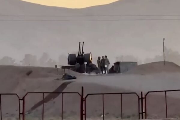 חיילי מערך ההגנה האווירית של איראן בבסיס באיספהאן שהותקף לפי דיווחים על ידי ישראל (צילום: רויטרס)