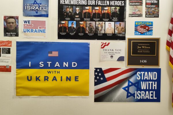 מגוון כרזות התומכות בישראל, באוקראינה ובצבא האמריקני, בתא סטודנטים יהודי באוניברסיטת ברקלי, קליפורניה (צילום: רותם אורג)