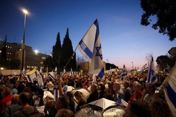 המחאה נמשכת: רבבות הפגינו מול הכנסת בדרישה להקדמת הבחירות והחזרת החטופים