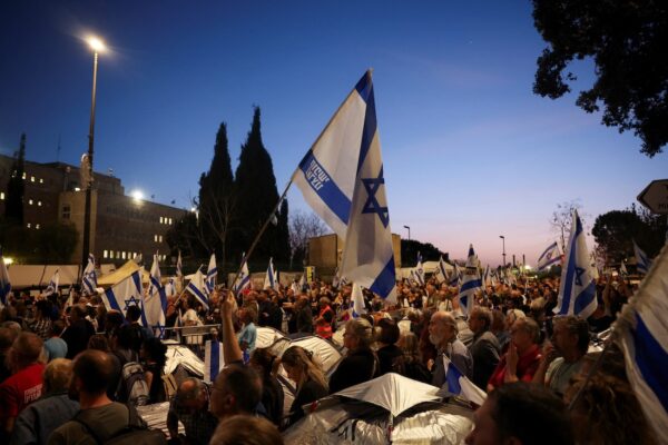 מפגינים במאהל המחאה מול הכנסת בדרישה להקדמת הבחירות (צילום: רונן זבולון/ רויטרס)