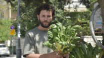 יובל בורנשטיין בגינה שהקים בבית הוריו. "היציאה לגינה, לשמש, העבודה בידיים, המגע בצמח, הם חלק מהשיקום מבחינתי" (צילום: הדס יום טוב)