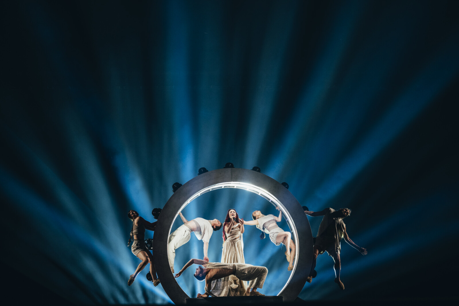 עדן גולן בחזרה הראשונה על במת האירוויזיון (צילום: Sarah Louise Bennett/EBU)