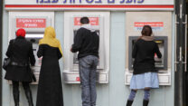 כספומט של בנק הפועלים (צילום: מרים אלסטר/פלאש90)