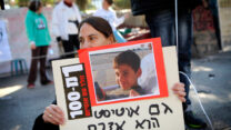 הורים לילדים על הרצף האוטיסטי במחאה מול בית ראש הממשלה בירושלים על קיצוץ בתקציבים לילדים עם אוטיזם (צילום ארכיון: מרים אלסטר / פלאש 90)