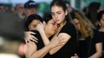 שרון אשל (משמאל), אמה של התצפיתנית סמלת רוני אשל ז"ל,  ובתה שרון, בהלווייתה של רוני בבית העלמין בכפר סבא (צילום: גילי יערי / פלאש 90)