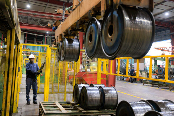 עובדים במפעל סינרג'י כבלים בשדרות (צילום משה שי/פלאש90)