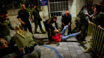 מפגינים מול בית נתניהו נהדפים על ידי המשטרה (צילום: חיים גולדברג\פלאש 90)