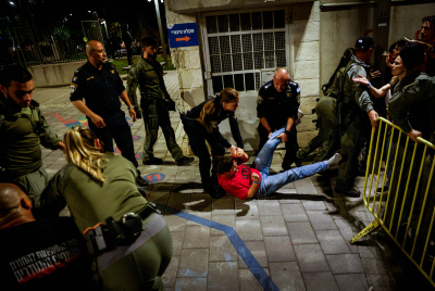 מפגינים מול בית נתניהו נהדפים על ידי המשטרה (צילום: חיים גולדברג\פלאש 90)