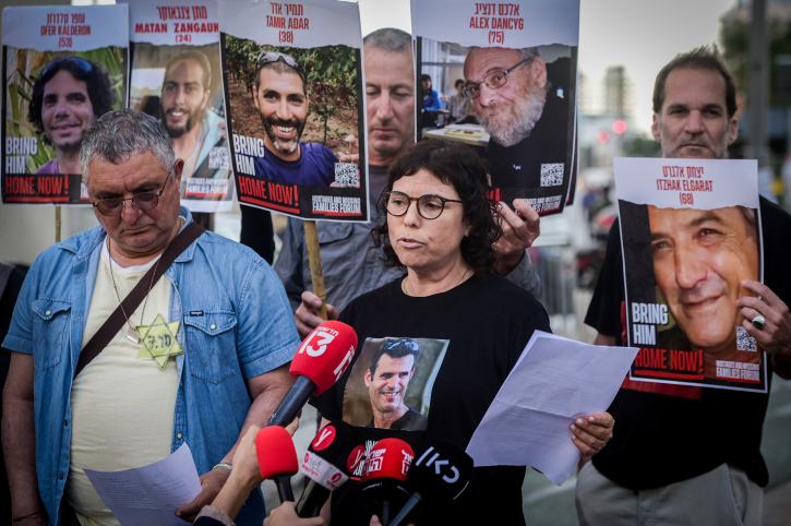משפחה החטופים בהצהרה מחוץ לקריה בתל אביב (צילום: אבשלום ששוני/פלאש90)