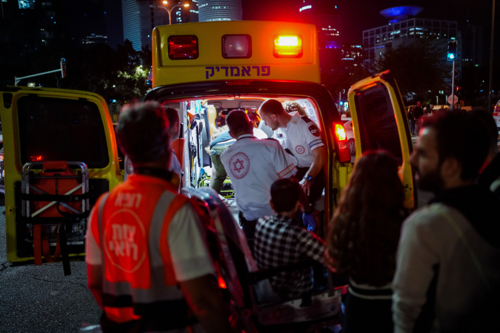 צוות מד"א מפנה פצועים שנדרסו בהפגנה בתל אביב (צילום: אריק מרמור/פלאש90)