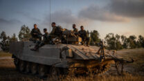 חיילי שריון מחוץ לגבול עזה (צילום: חיים גולדברג/פלאש90)