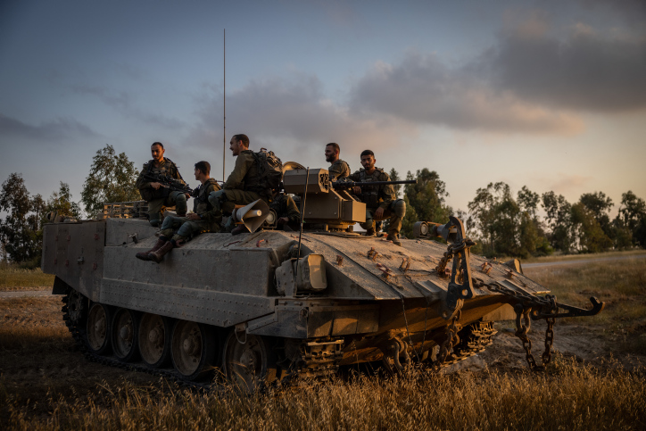 חיילי שריון מחוץ לגבול עזה (צילום: חיים גולדברג/פלאש90) חיילי שריון מחוץ לגבול עזה (צילום: חיים גולדברג/פלאש90)