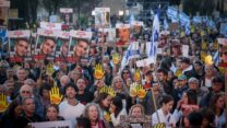 מפגינים מול הכנסת בירושלים בקריאה להחזרת החטופים (צילום ארכיון: יונתן זינדל/ פלאש90)