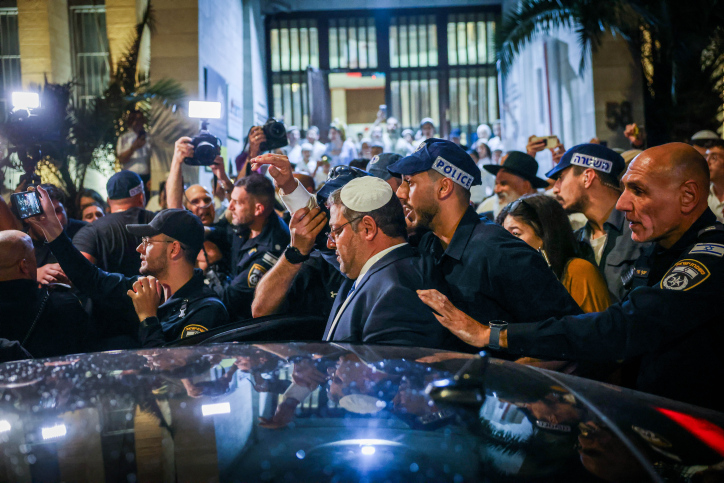 השר איתמר בן גביר מוקף על ידי מפגינים בירושלים, אחרי פרסום סרטון של חמאס החטוף הירש גולדברג פולין (צילום חיים גולדברג/פלאש90)