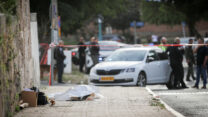 זירת הפיגוע ברמלה, בו נפצעה צעירה כבת 18 (צילום: ג'מאל עוואד/פלאש90)