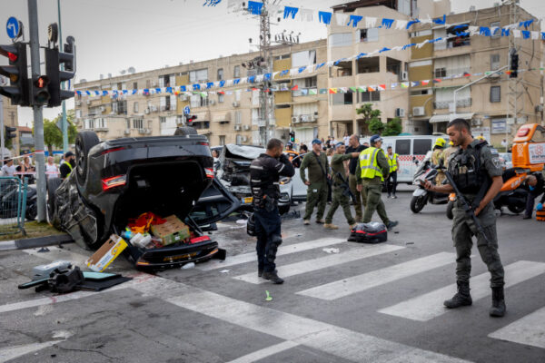מכוניתו של השר לביטחון לאומי איתמר בן גביר אחרי תאונת דרכים סמוך למקום הפיגוע ברמלה (צילום: ג'מאל עוואד/פלאש90)