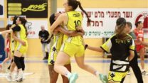 שחקניות אליצור רמלה חוגגות ניצחון על הפועל לב ירושלים במשחק הראשון בסדרת גמר הפלייאוף בכדורסל (צילום: דני מרון, באדיבות מנהלת ליגת העל לנשים בכדורסל)