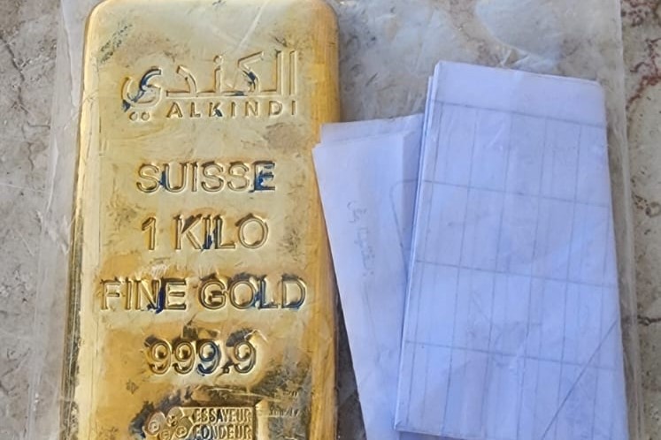 מטיל הזהב שנמצא בביתה של עבד אל-סאלם הנייה (צילום: דוברות המשטרה)