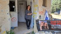 ענת אלקבץ בביתה של בתה סיוון בכפר עזה (צילום: אושרה לרר שייב)