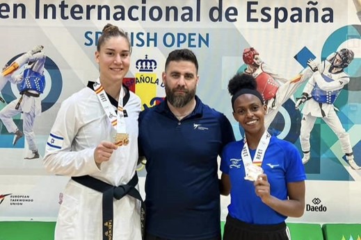 לוחמות הטאקוונדו דנה אזרן (משמאל) ורבקה באייך עם המדליות בתחרות הסבב העולמי בספרד (צילום: ההתאחדות הישראלית לטאקוונדו)