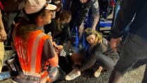 פצועים מפגיעת רכב בהפגנה בתל אביב (צילום: אורן דגן)