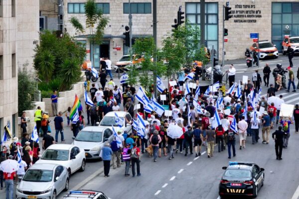 מפגינים בירושלים במחאה על הכוונה להעניק פרס ישראל לרב יצחק יוסף (צילום: רונית בן דוד)