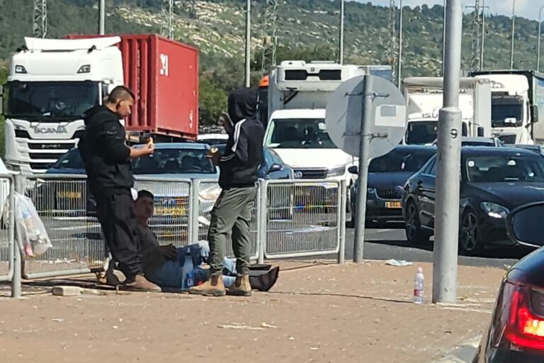 ילדים פלסטינים בצומת בצפון (צילום: מתוך קבוצת "ילדי הצמתים")