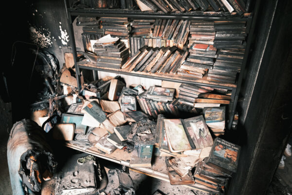 ספרייה בבית משפחת אוחנה שנפגע מרקטה בקריית שמונה (צילום: דוד טברסקי)