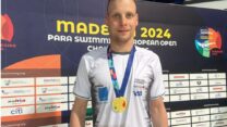 מארק מליאר עם מדליית הזהב באליפות אירופה בשחייה פראלימפית (צילום: אסנת פליס דואר)