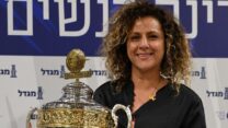 נטע אבוגוב, יו"ר הפועל לב ירושלים עם גביע המדינה לנשים בכדורסל (צילום: חיים צח/לע"מ)