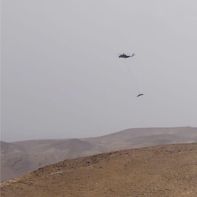 מסוק צה&quot;לי מפנה את שרידי הטיל ששוגר מאיראן ויורט ליד ערד (צילום: רשתות חברתיות, שימוש לפי סעיף 27א׳ לזכויות יוצרים)