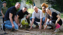 נטיעת עץ הזית בקיבוץ סעד. מימין לשמאל: שרה עברון, חגית מקוריה, עמוס פרג'ון, דביר לוי וניצן אבירן (צילום: דוד טברסקי)
