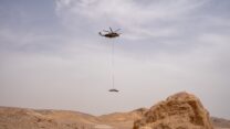 מסוק צה"לי מפנה את שרידי הטיל ששוגר מאיראן ויורט ליד ערד (צילום: דובר צה"ל)