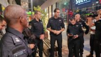 שוטרים בזירת הפיגוע בגן יבנה (צילום: דוברות המשטרה)