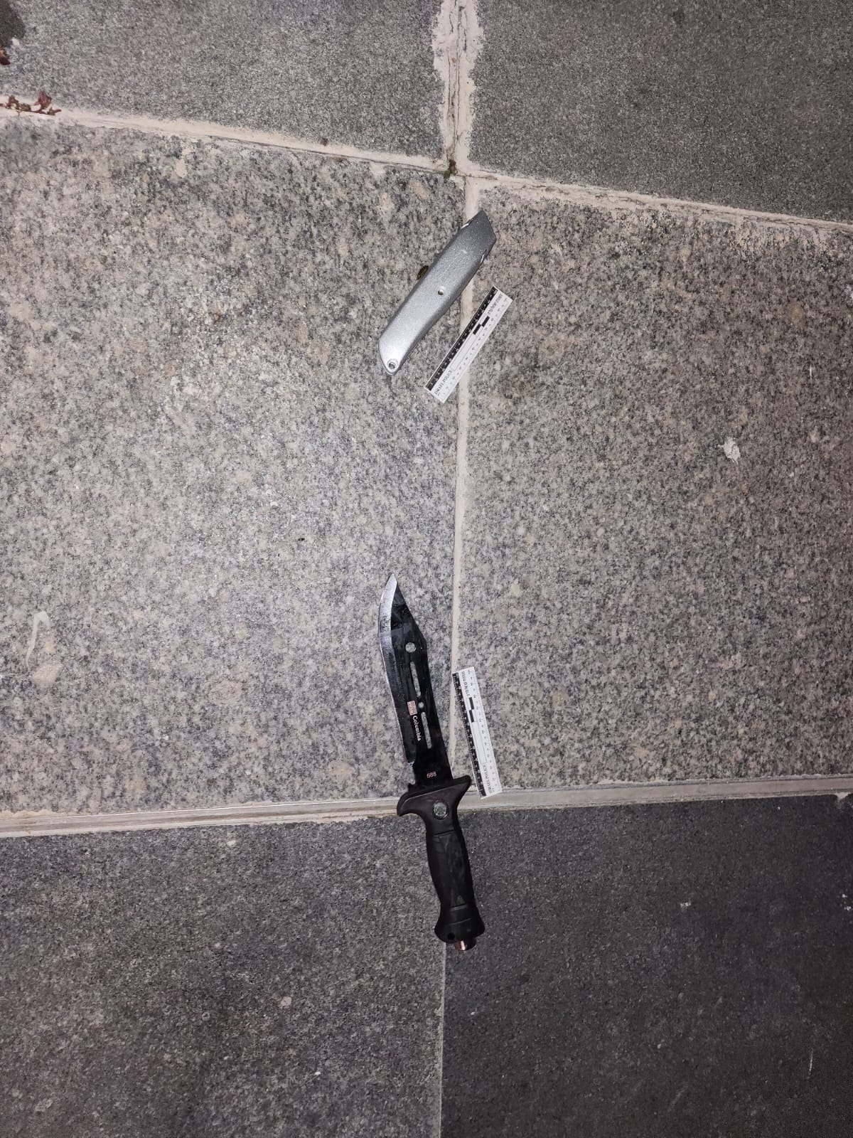 הסכינים שהשתמש בהם המחבל בפיגוע בגן יבנה (צילום: דוברות המשטרה)