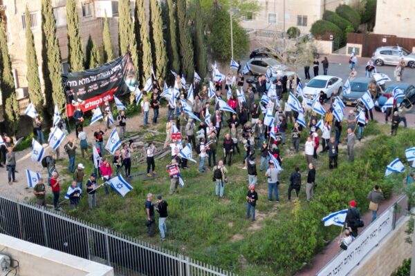 מפגינים נגד חוק הגיוס הגיעו לביתו של דרעי בירושלים